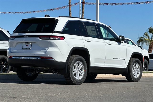 2025 Jeep Grand Cherokee Laredo Altitude photo 3