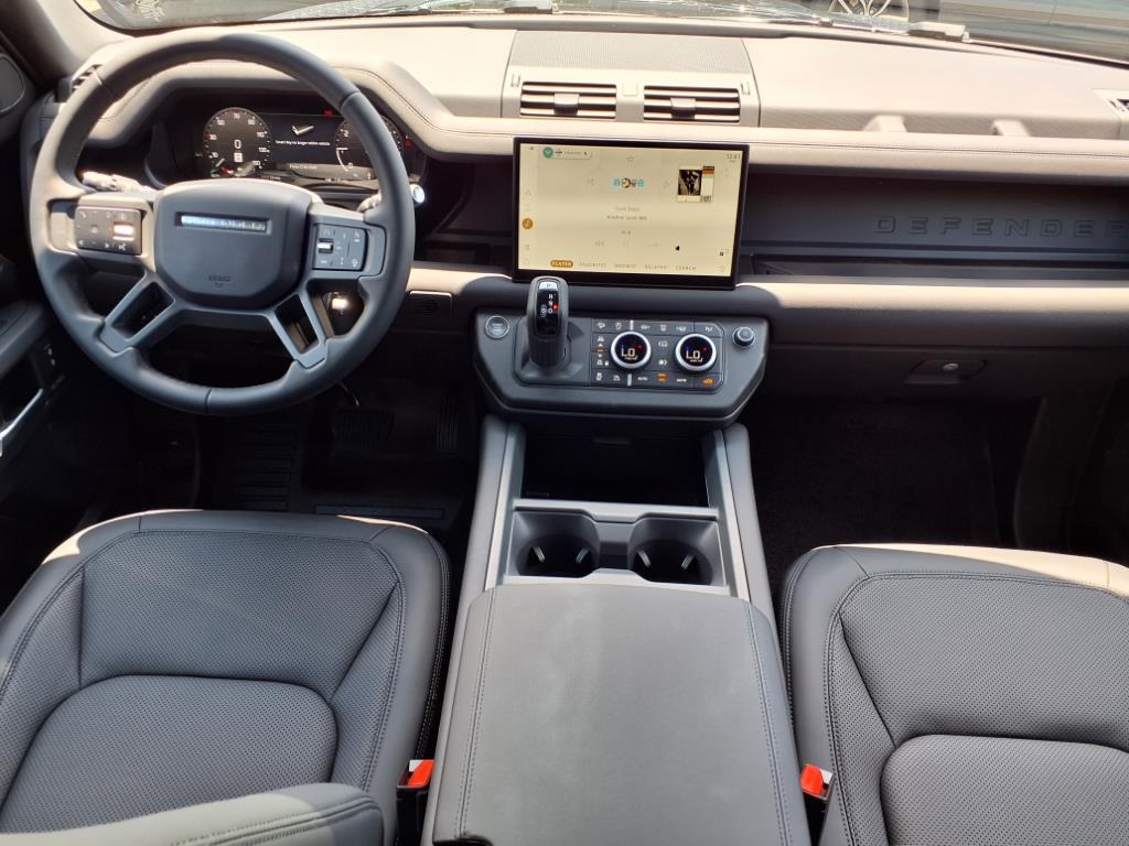 2025 Land Rover Defender 110 X-Dynamic SE photo 4