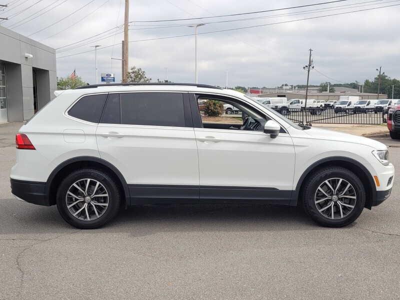 2019 Volkswagen Tiguan SE R-Line photo 2