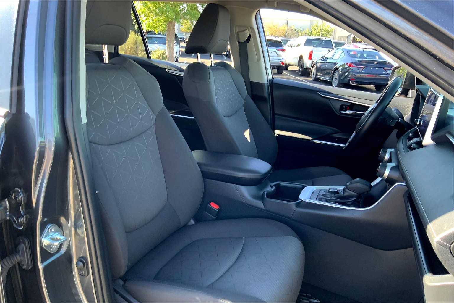 2023 Toyota RAV4 Hybrid XLE photo 7