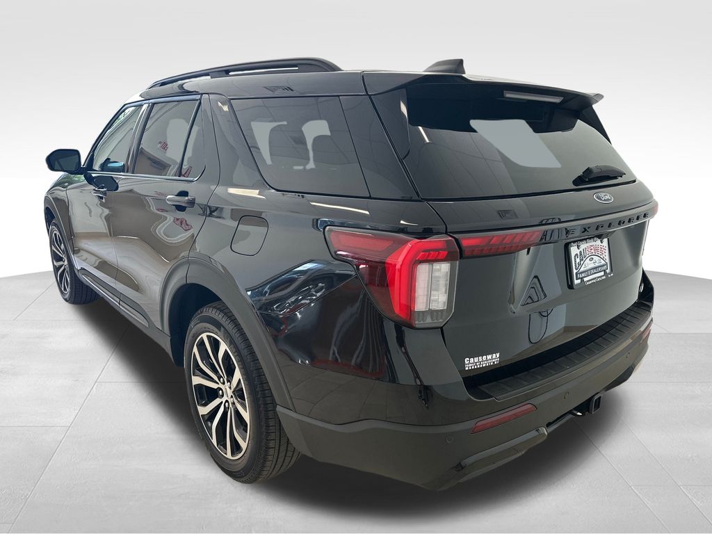 2025 Ford Explorer ST-Line photo 2