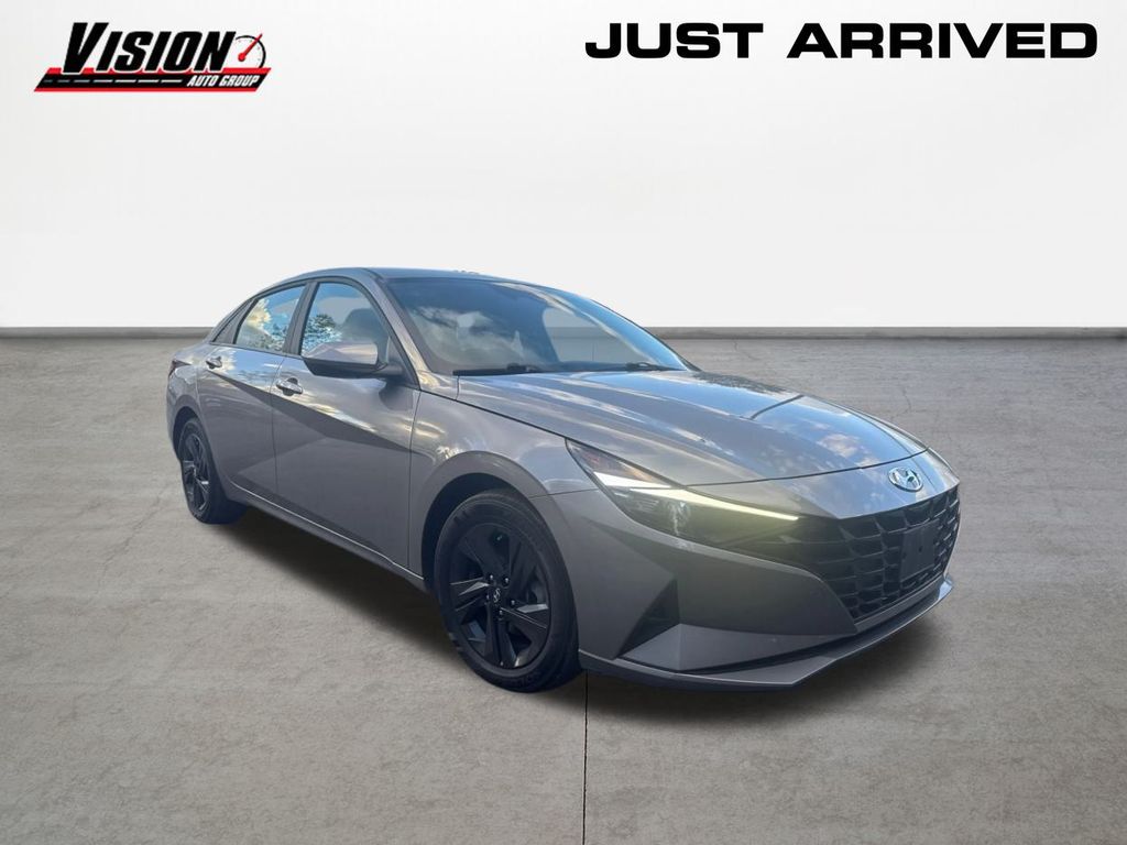 2023 Hyundai Elantra SEL photo 3