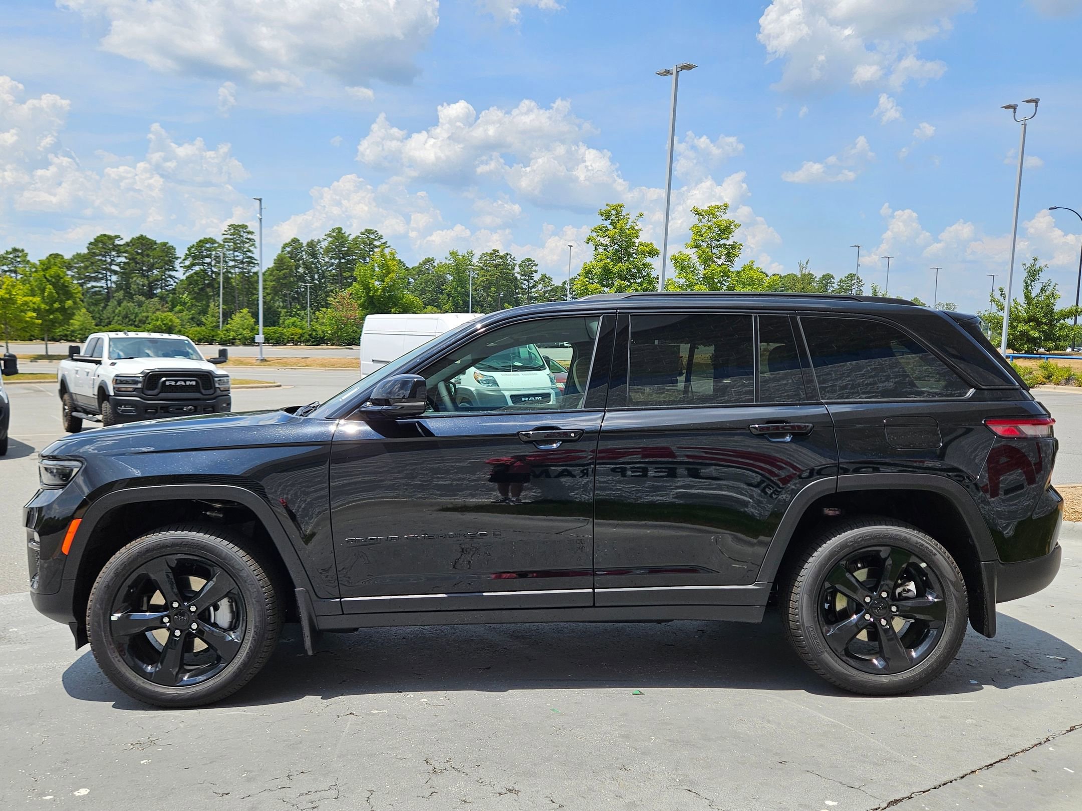 2025 Jeep Grand Cherokee Limited photo 2