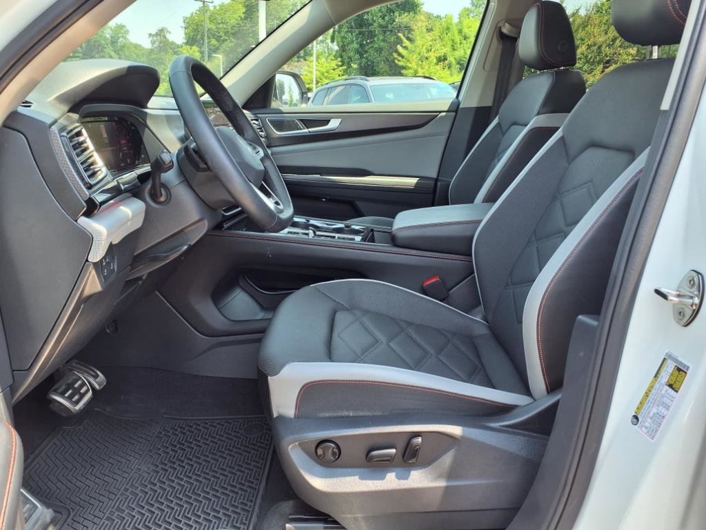 2024 Volkswagen Atlas Peak Edition SE Technology photo 2
