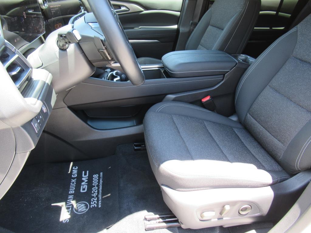 2025 Chevrolet Traverse photo 14