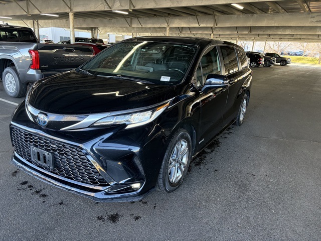 2021 Toyota Sienna XSE's photo