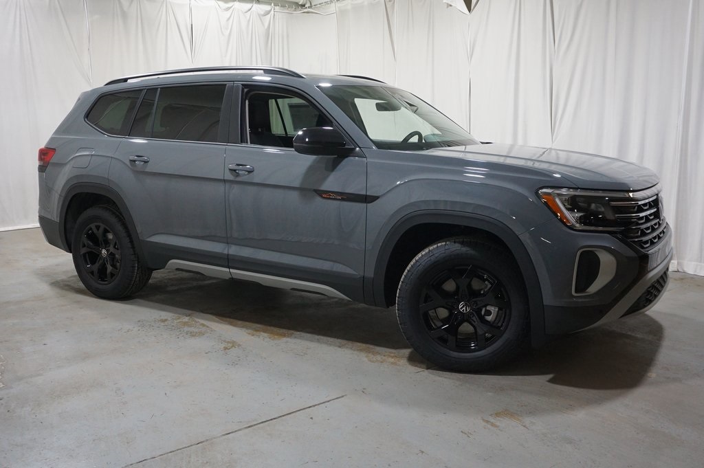 2025 Volkswagen Atlas Peak Edition SE photo 3