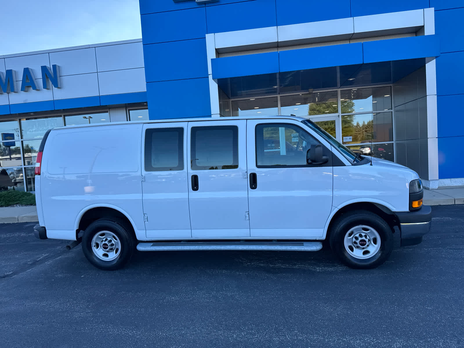 2024 Gmc Savana Cargo 2500 photo 2