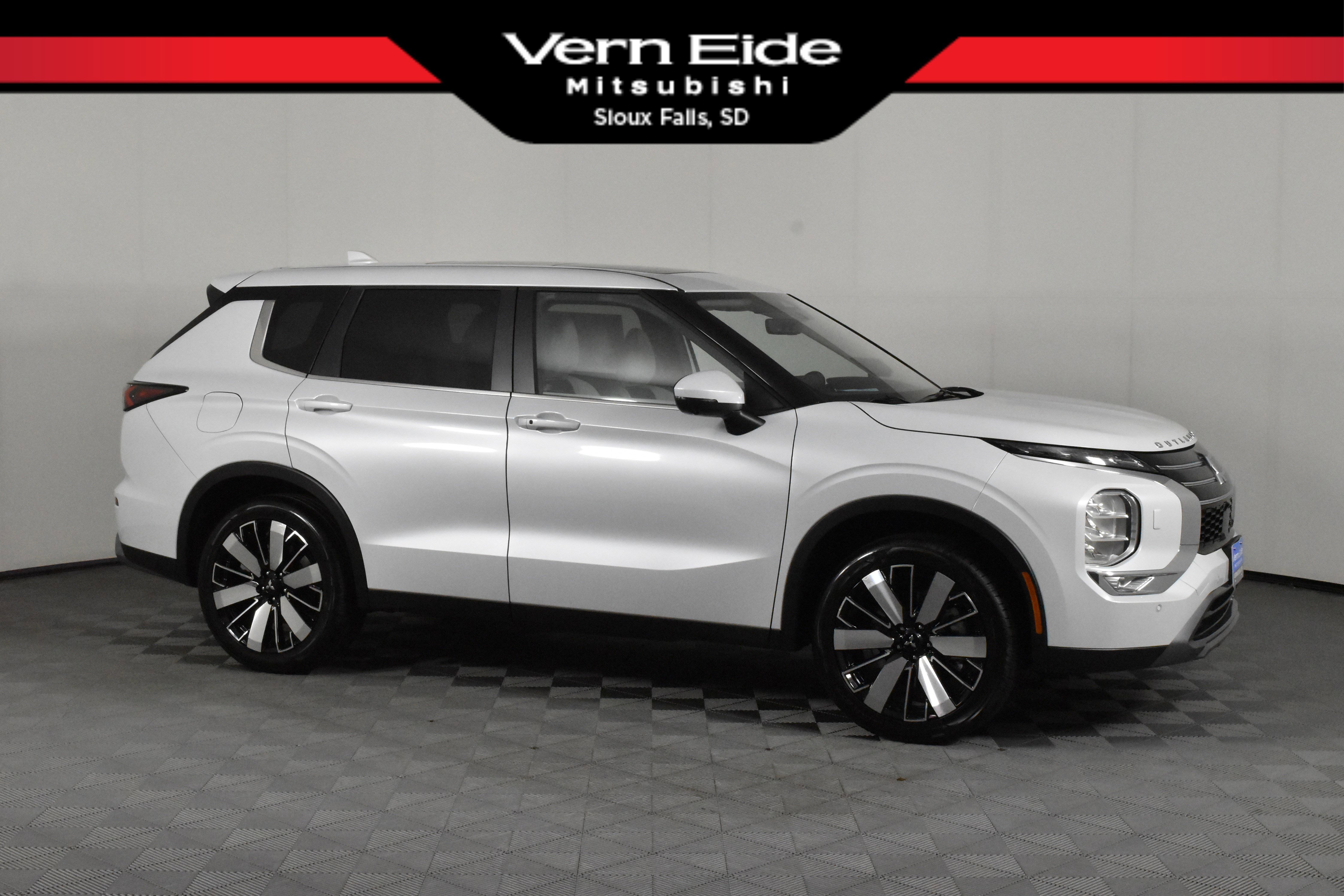 2025 Mitsubishi Outlander SE's photo