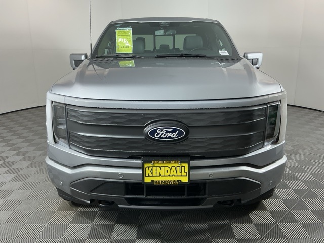 2025 Ford F-150 Lightning Lariat photo 2