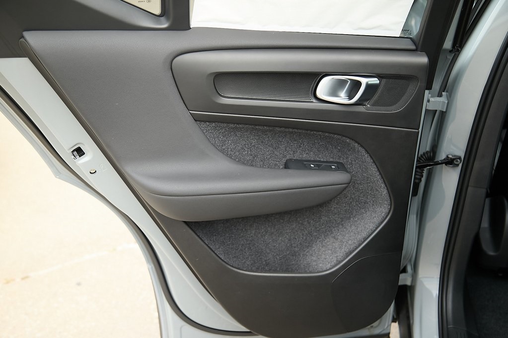 2025 VOLVO XC40 - Image 16