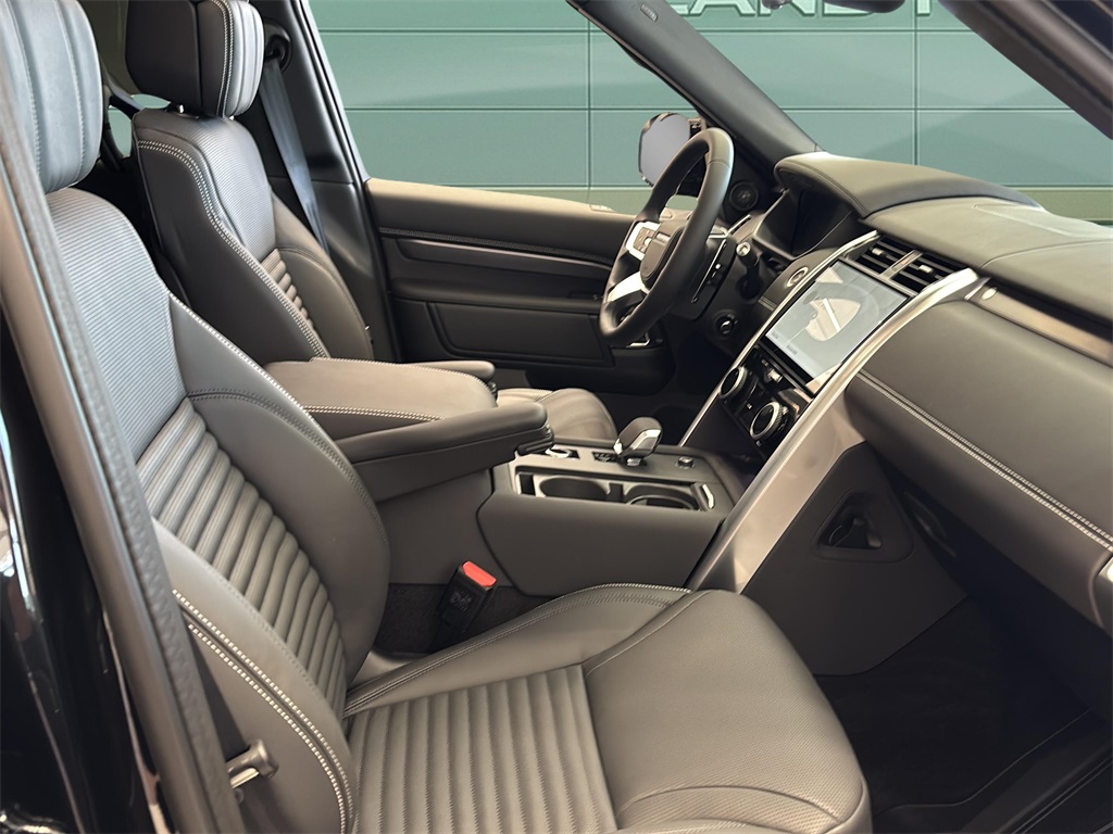 2025 Land Rover Discovery Metropolitan Edition photo 11