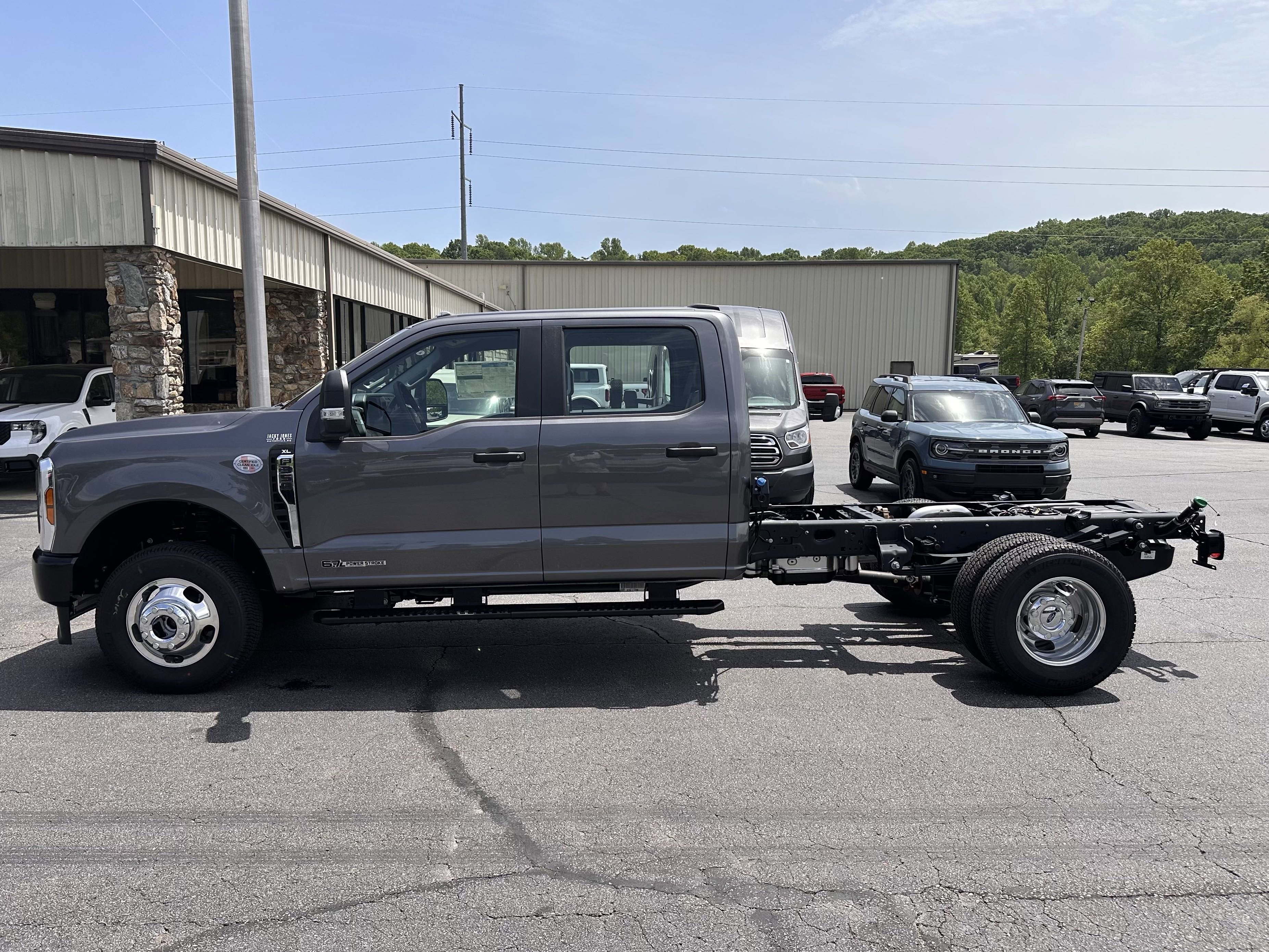2025 Ford F-350 Super Duty Chassis Cab XL's photo