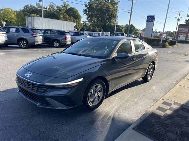 2024 Hyundai Elantra SE photo 2