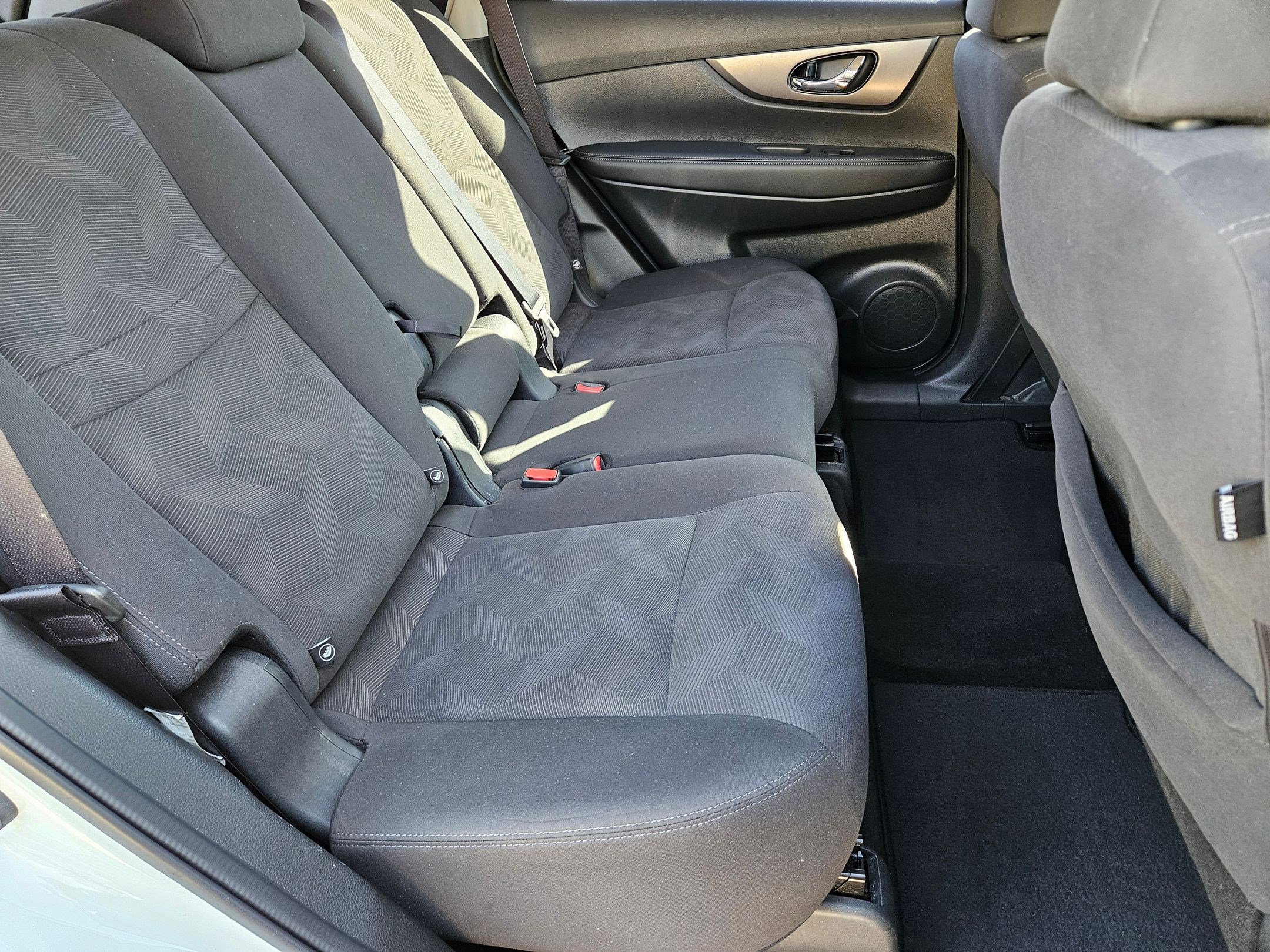 2016 Nissan Rogue S photo 18