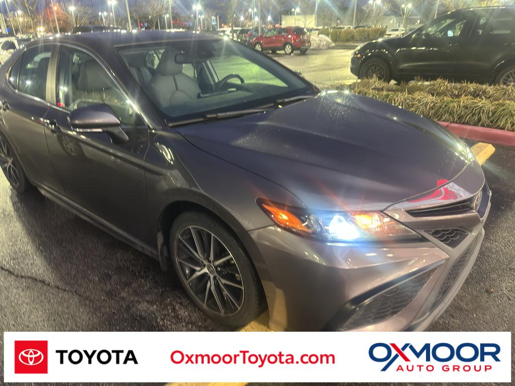 2022 Toyota Camry SE's photo