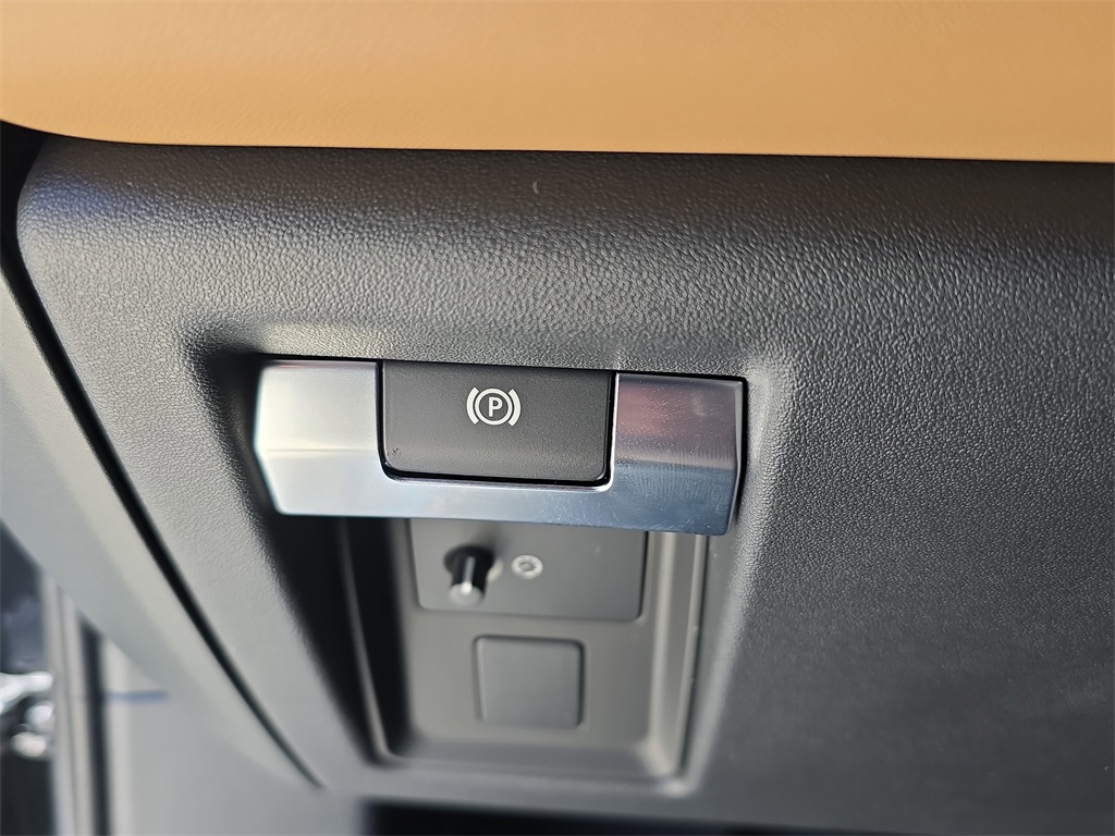 2025 Land Rover Defender 110 S photo 24