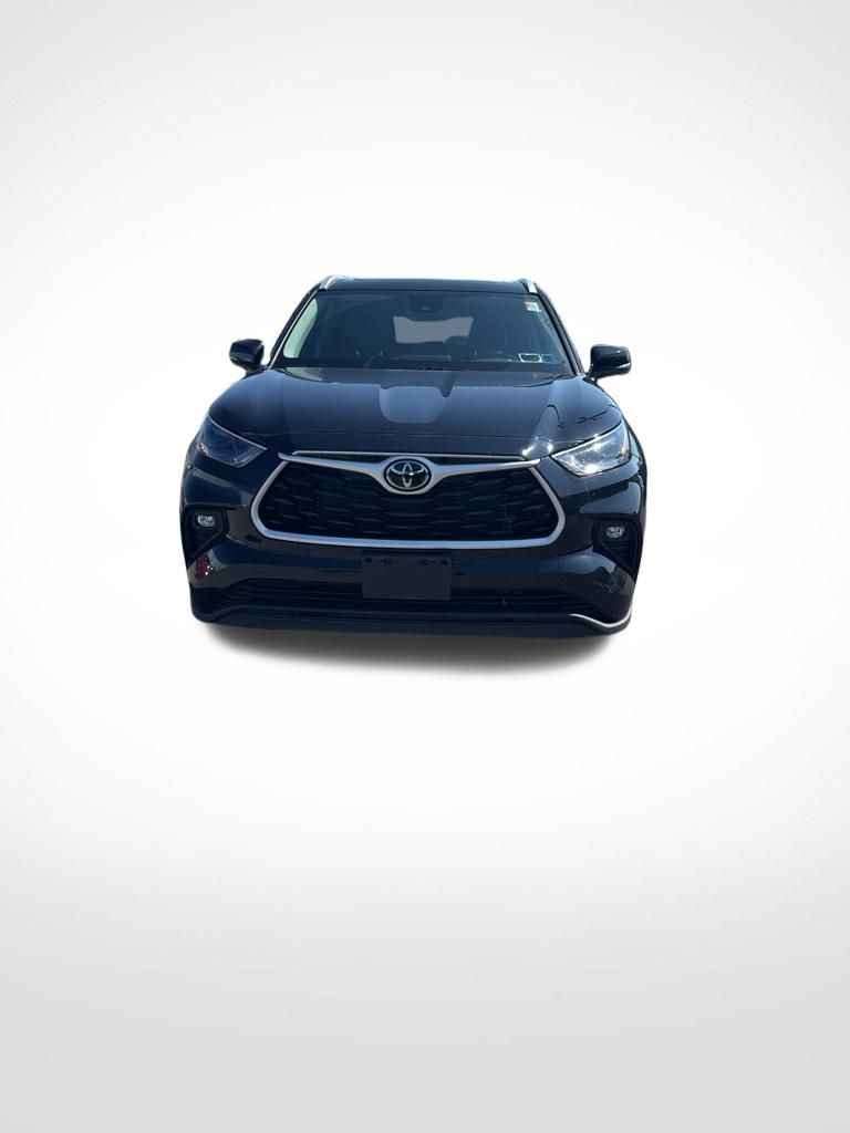 2022 Toyota Highlander XLE photo 2