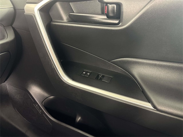 2022 Toyota RAV4 LE photo 23