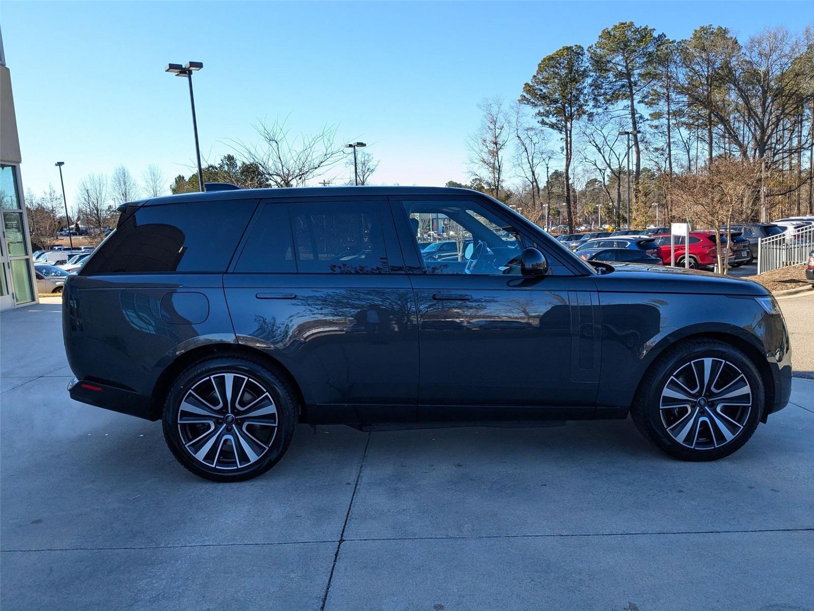 2025 Land Rover Range Rover SE photo 3