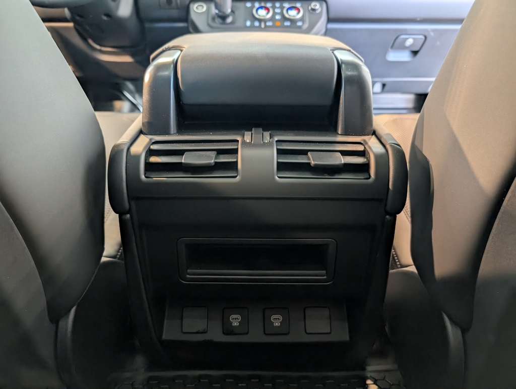 2025 Land Rover Defender 90 X-Dynamic SE photo 26