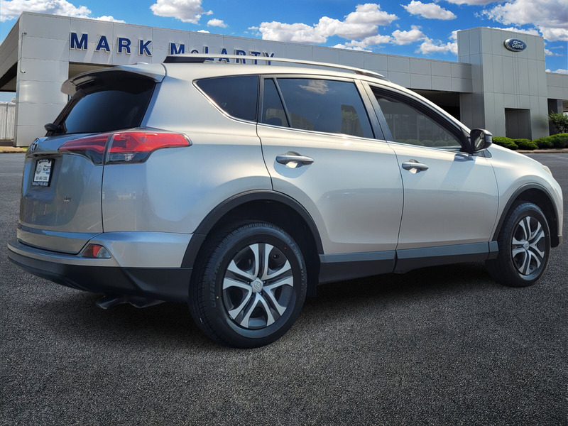 2017 Toyota RAV4 LE photo 2