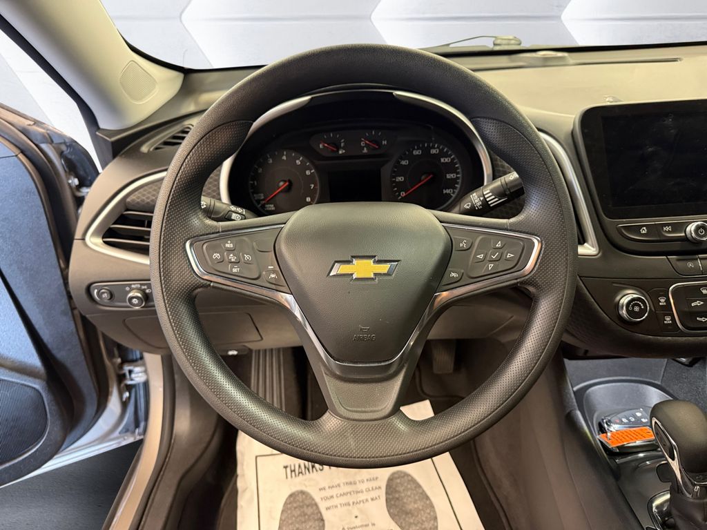 2025 Chevrolet Malibu photo 9