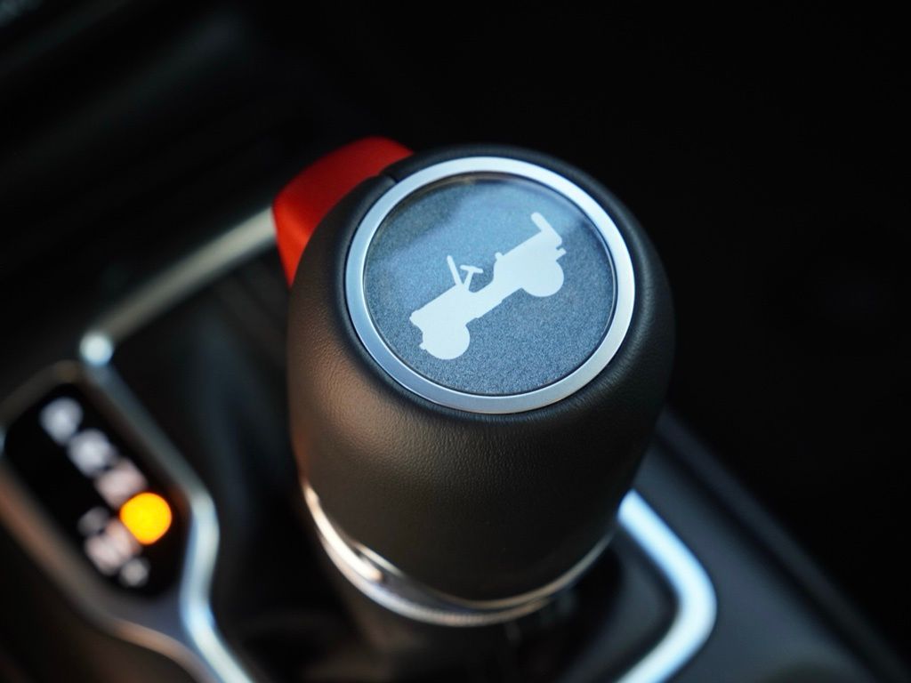 New 2026 Bright White Clear-Coat Exterior Paint Jeep Rubicon image 15