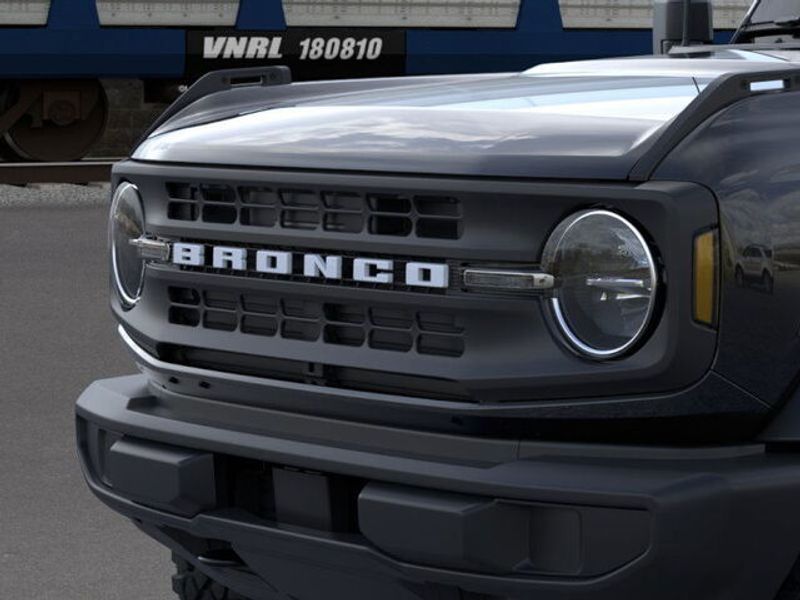 2025 Ford Bronco Base photo 19