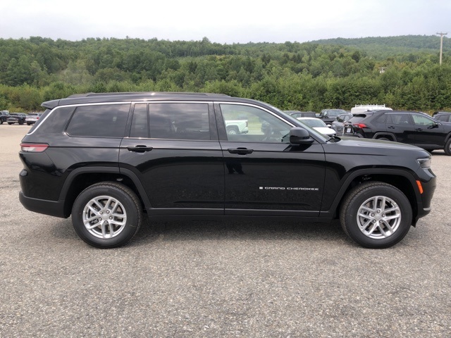 2025 Jeep Grand Cherokee Laredo photo 2