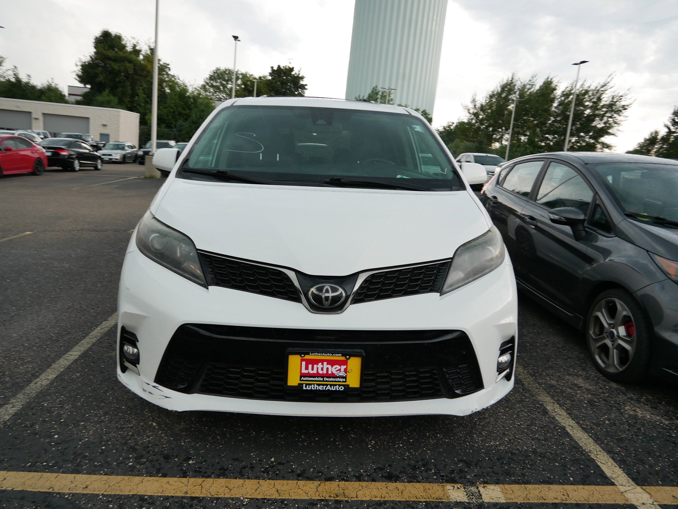 2020 Toyota Sienna SE photo 2