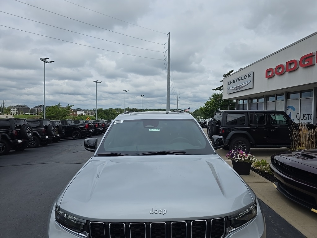 2025 Jeep Grand Cherokee Laredo X photo 3