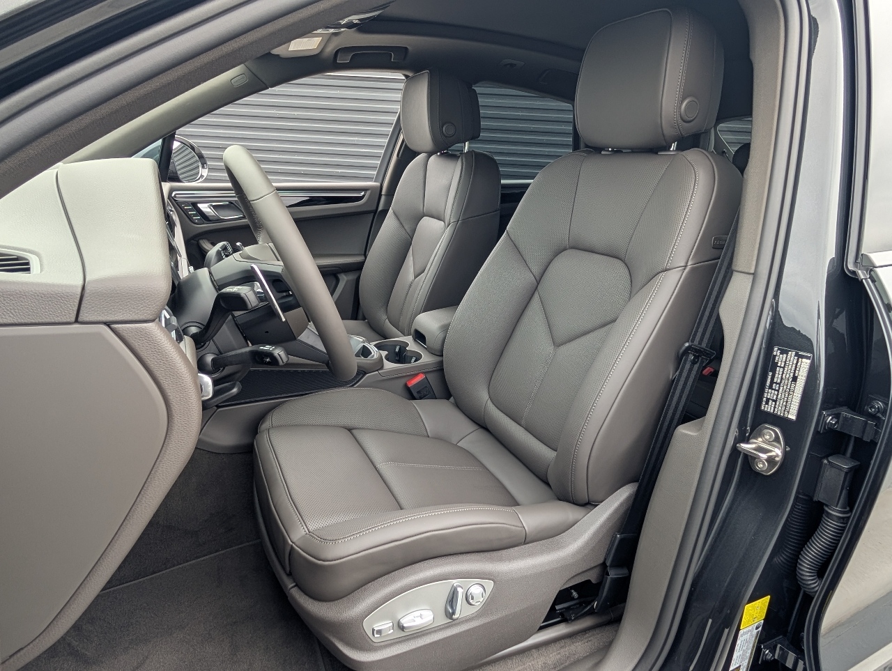 2025 Porsche Macan T photo 4