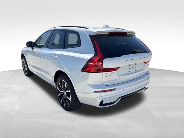 2025 Volvo XC60 B5 Plus photo 3