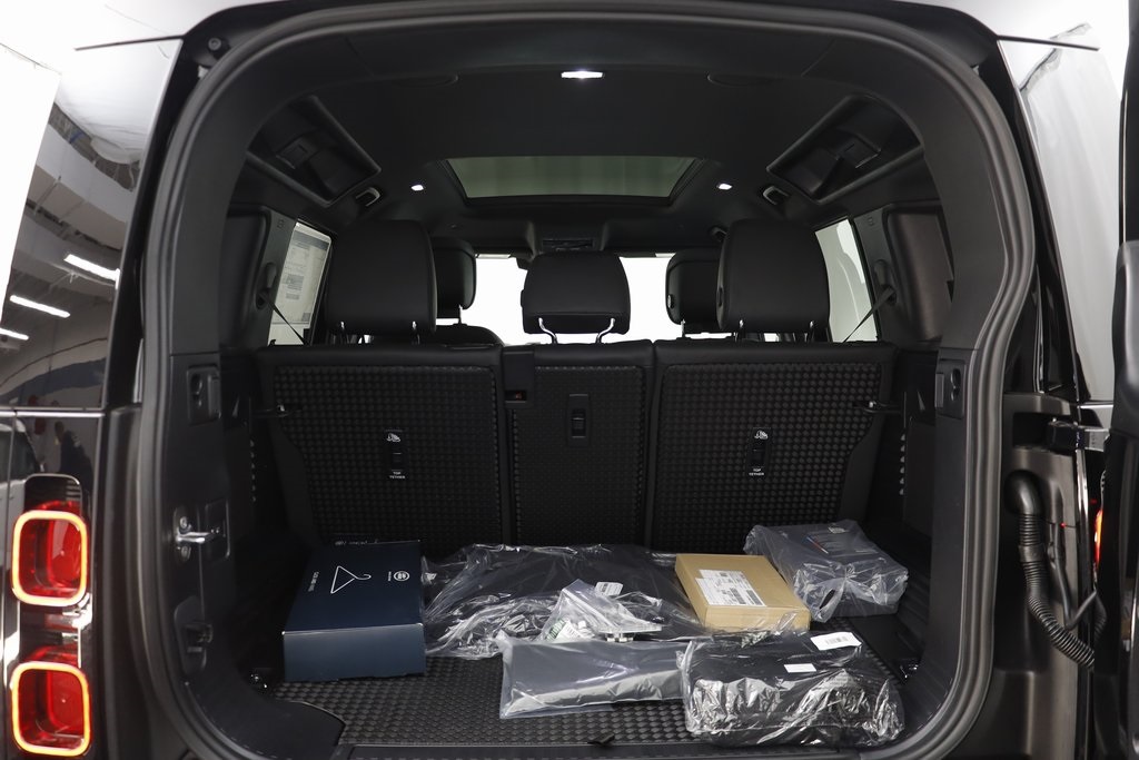 2025 Land Rover Defender 110 X-Dynamic SE photo 16