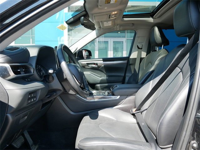 Used 2021 Toyota Highlander Limited with VIN 5TDDZRBH5MS535195 for sale in Roseville, Minnesota
