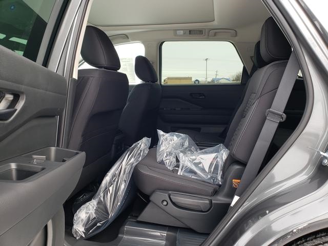 2025 Nissan Pathfinder SV photo 12