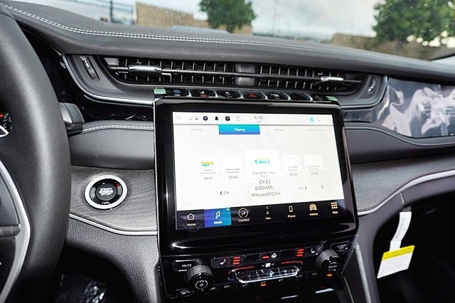 New 2023 Diamond Black Crystal Pearl-Coat Exterior Paint Jeep 4xe image 33