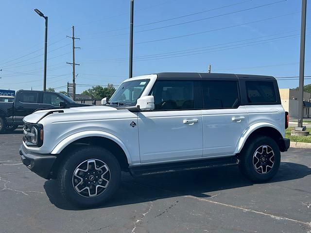 2025 Ford Bronco Outer Banks photo 2