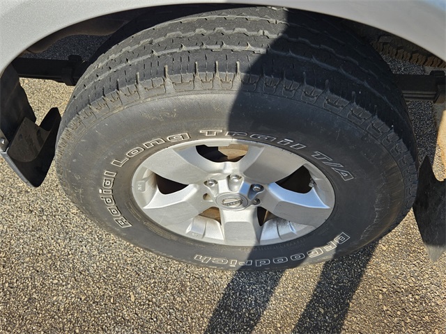 2013 Nissan Frontier SV photo 3