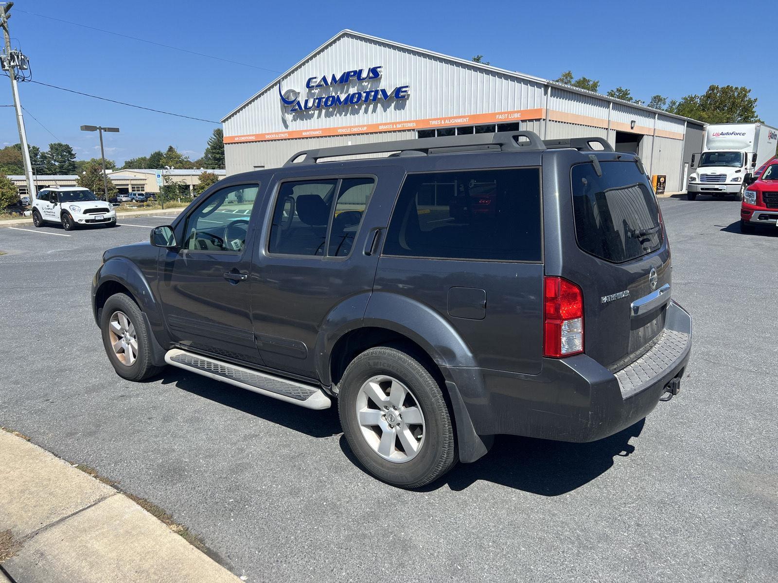 2010 Nissan Pathfinder SE photo 5