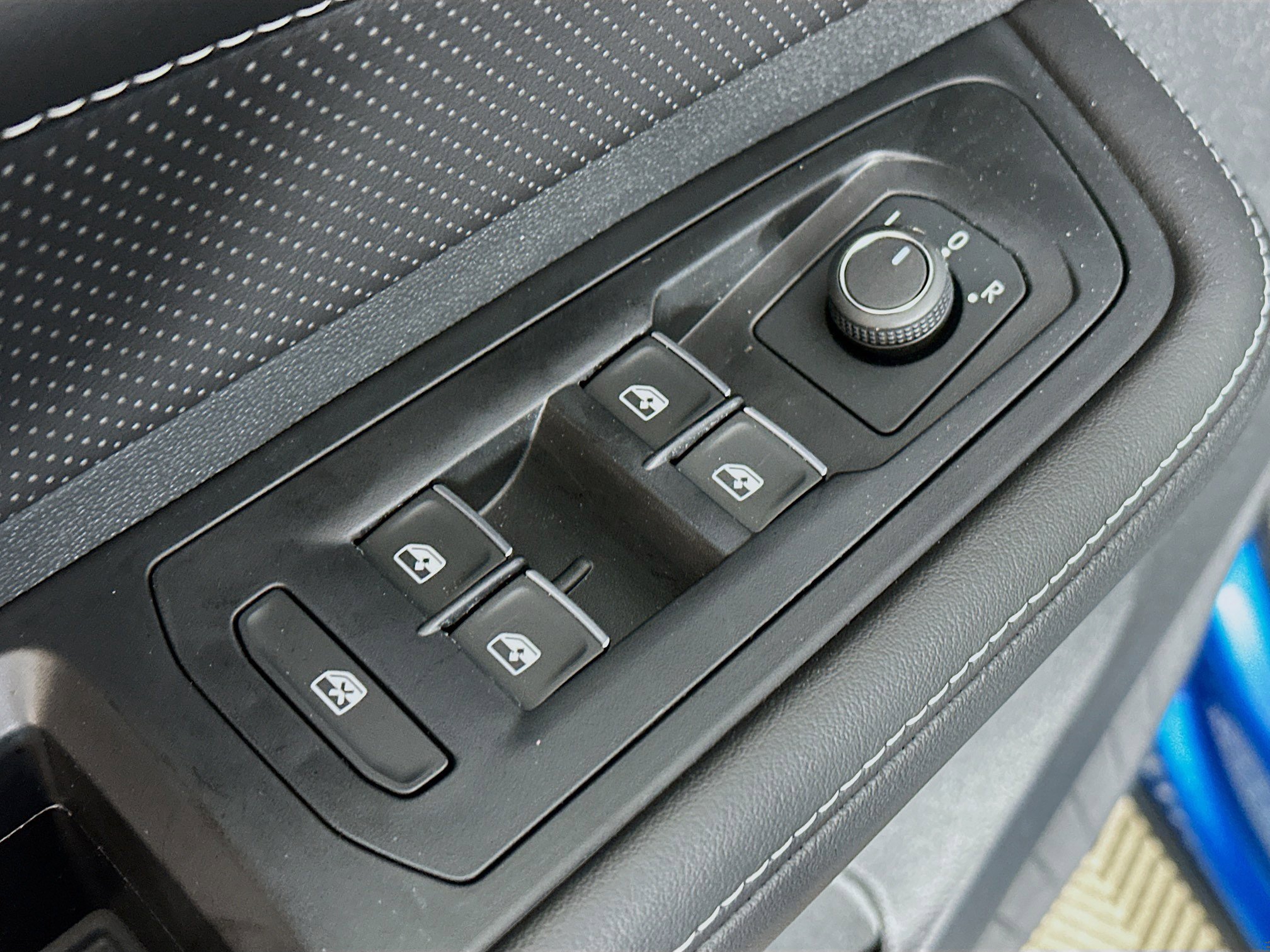 2025 Volkswagen Atlas Cross Sport SE Technology photo 17