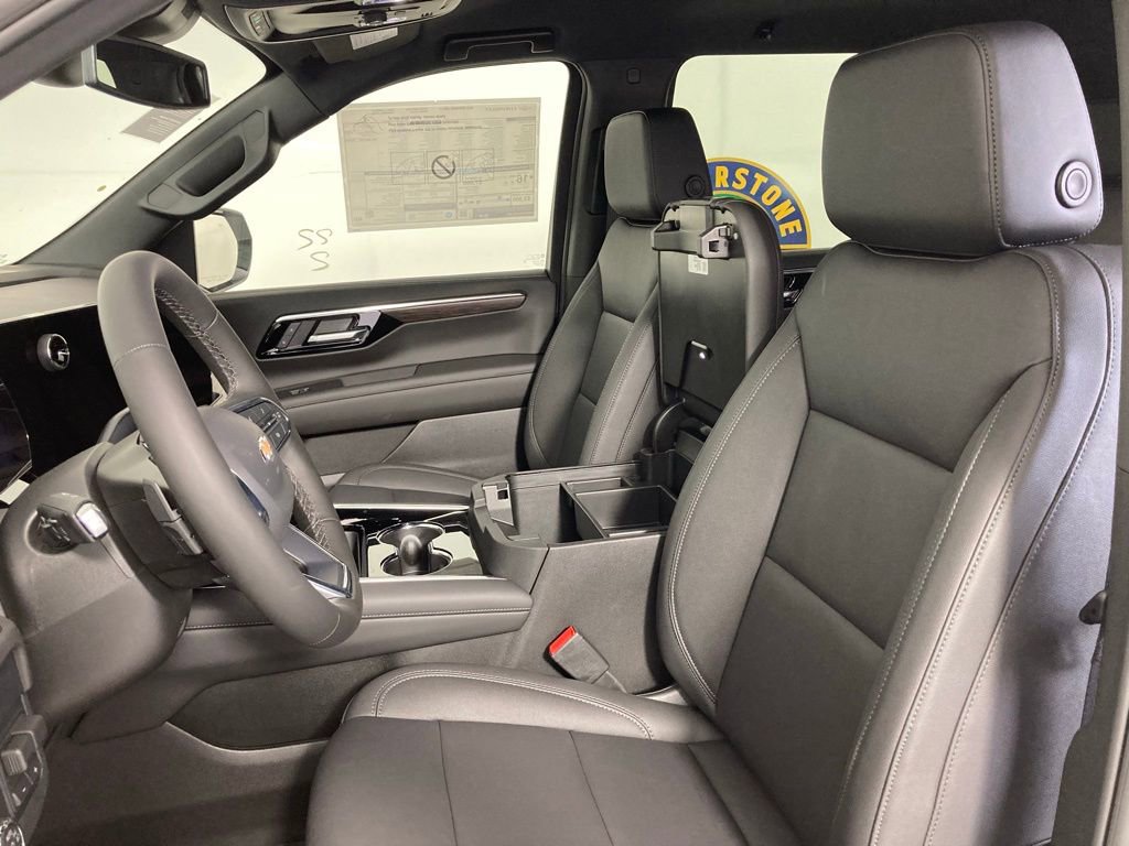 2025 Chevrolet Suburban LT photo 4