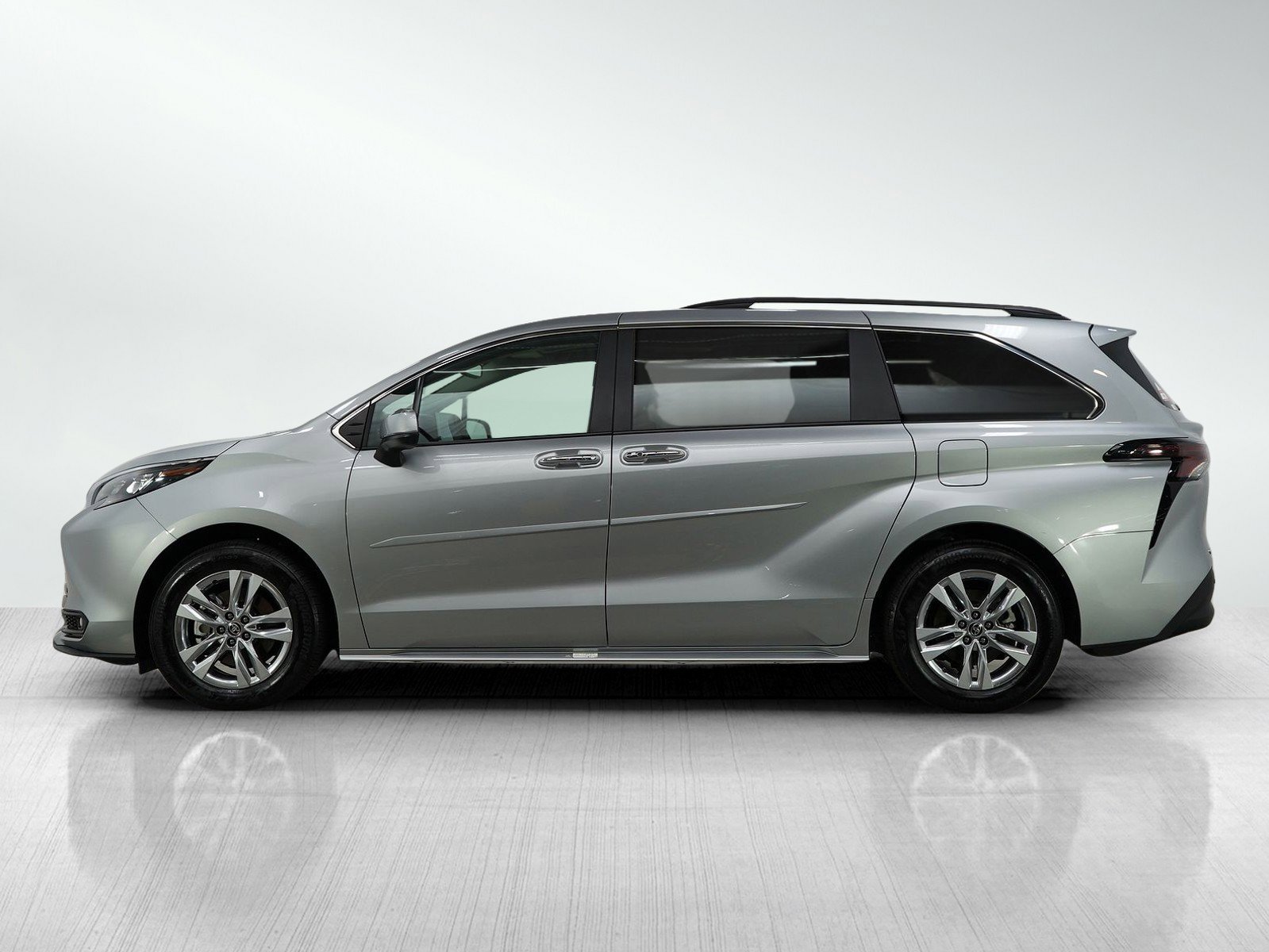 Used 2025 Toyota Sienna XLE with VIN 5TDJSKFC4SS186542 for sale in Bloomington, Minnesota