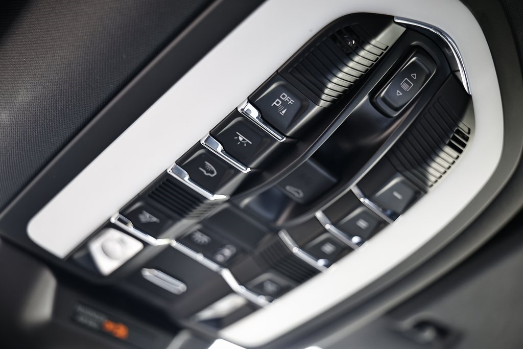 2025 Porsche Macan T photo 36