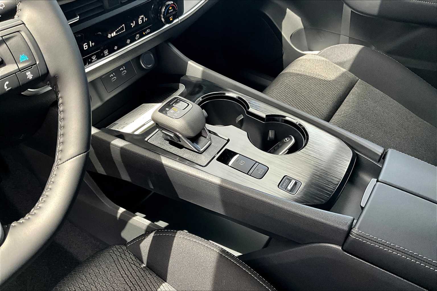 2025 Nissan Rogue SV photo 11