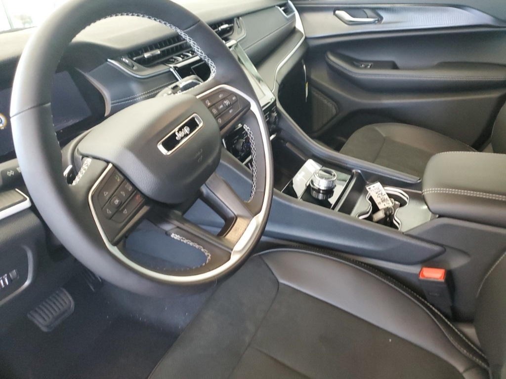 2025 Jeep Grand Cherokee Laredo Altitude X photo 2