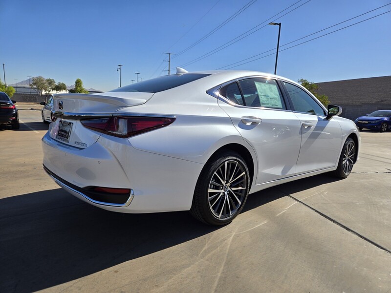 2025 Lexus ES 300h photo 3