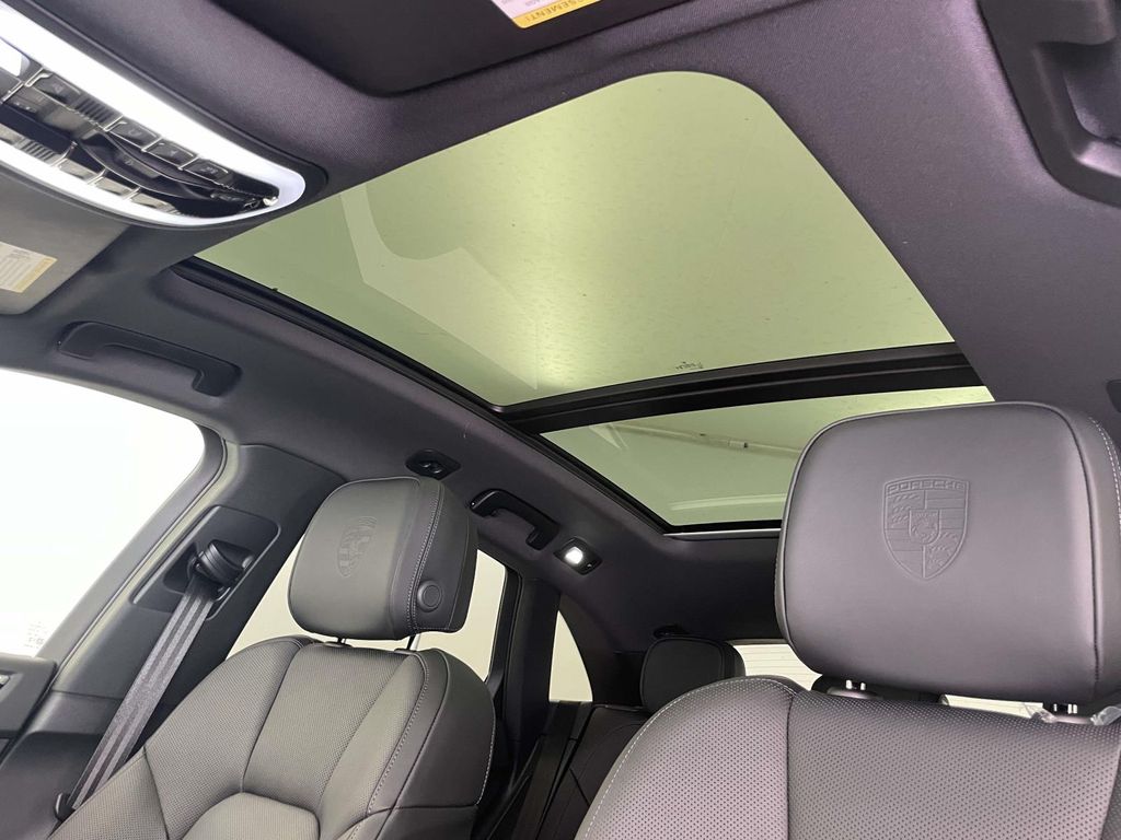 2025 Porsche Macan Base photo 18