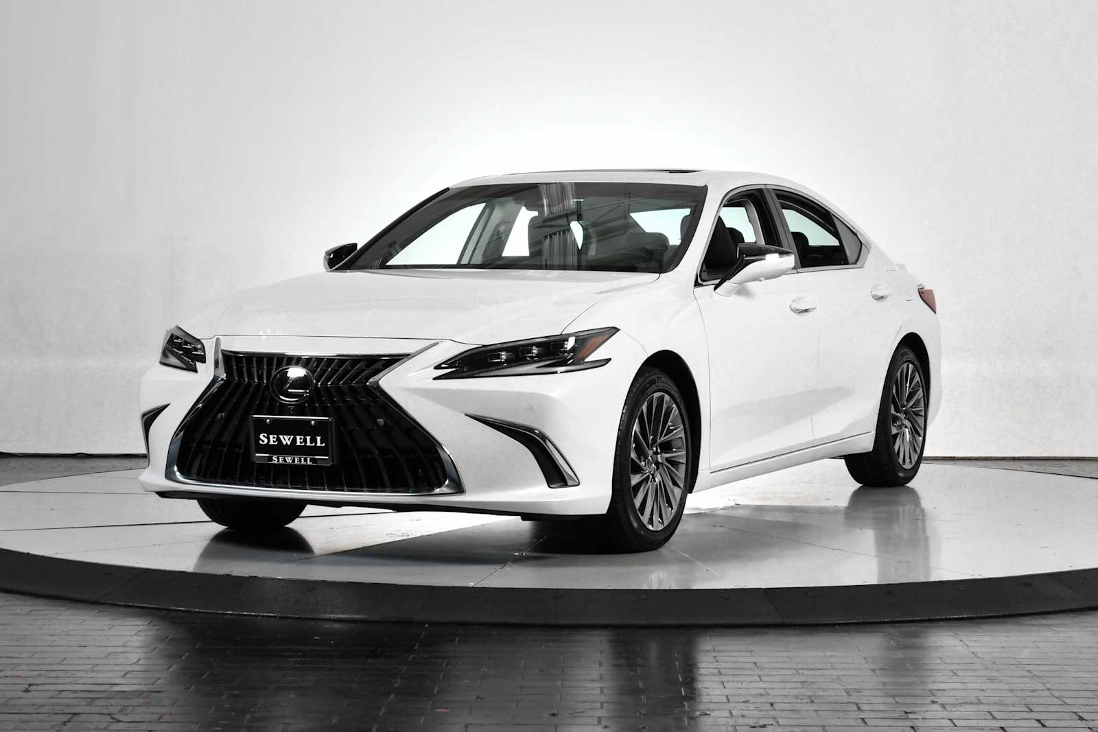 2025 Lexus ES Hybrid 300h Luxury's photo